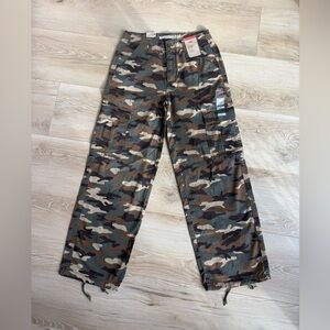 Levi’s Women’s ’94 Baggy Cargo Pants Camo 27x30 Mid Rise 100% Cotton NWT